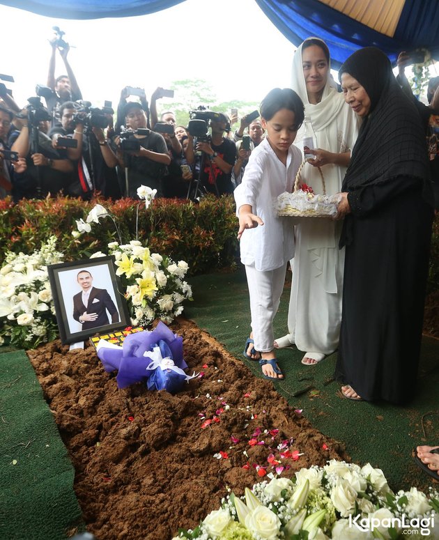 8 Photos of Ashraf Sinclair's Mother at the Funeral, Swollen Eyes Hugging Her Grandchildren