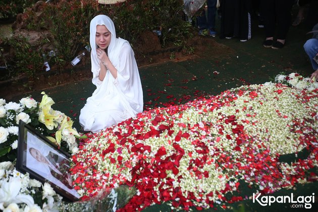 20 Photos of Ashraf Sinclair's Funeral, BCL Kneeling at the Grave Until Noah, His Son, Bids Farewell to His Father