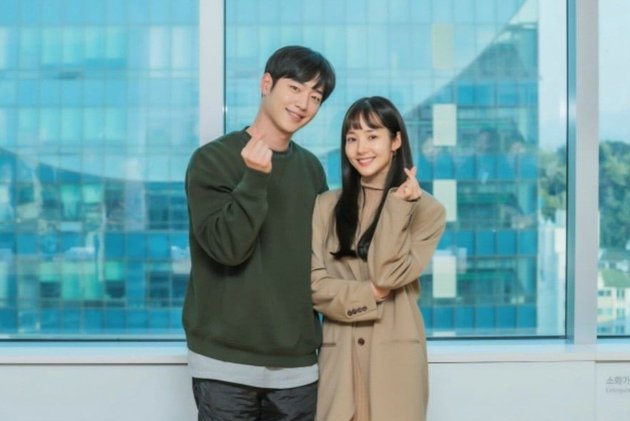 Seo Kang Joon dan Park Min Young jadi pasangan dalam drama I'll Go to You When The Weather is Nice yang tayang di tvN mulai Februari mendatang.