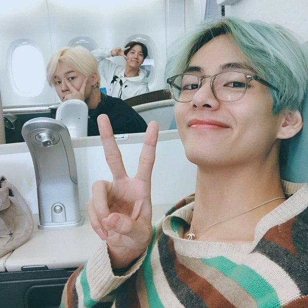 21 Photos of V BTS Wearing Glasses, His Charm Often Makes Fans Blush
