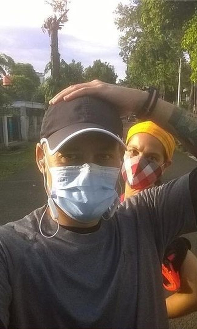 Echa dan Moniq saat olahraga bareng di masa pandemi. Nggak heran kalau keduanya sampai sekarang masih sehat.