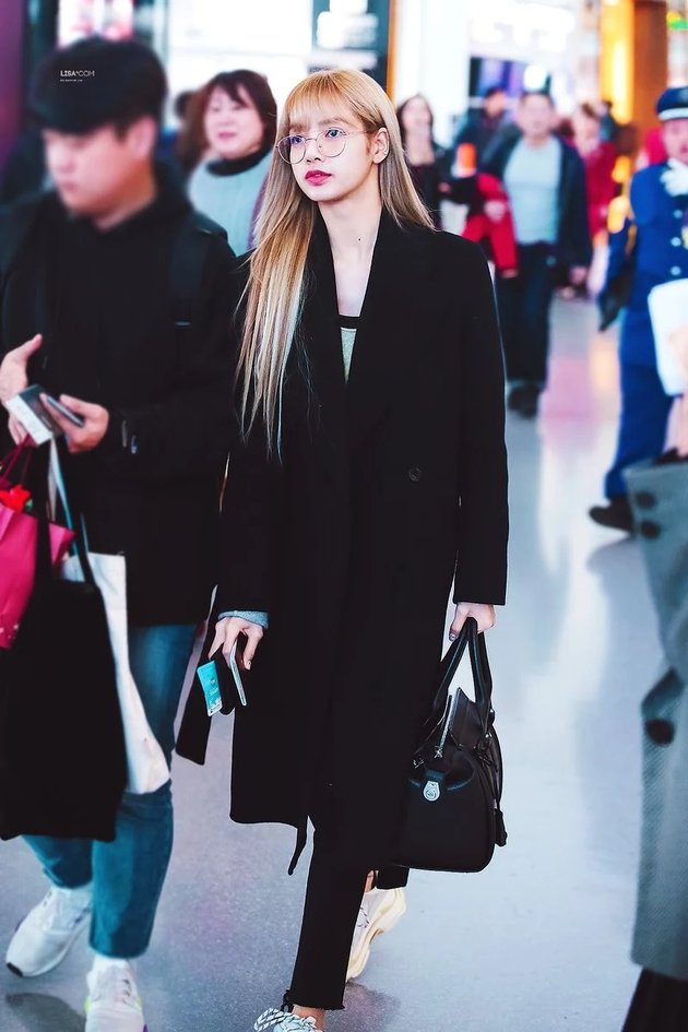 23 Photos of Lisa BLACKPINK as a Fashion Icon to Celebrate Her Birthday, from Contemporary Style to Stage Costumes!