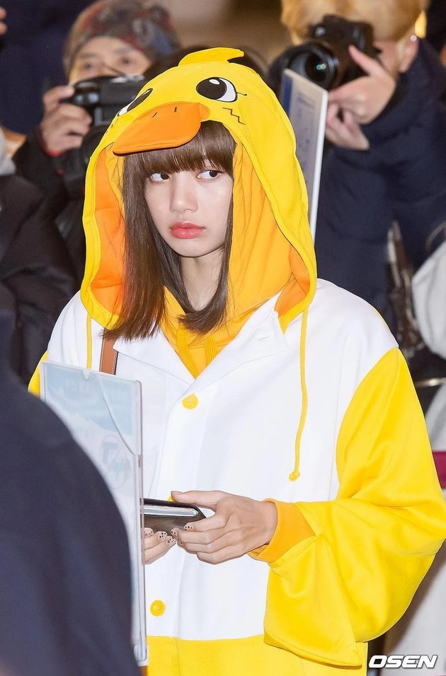 23 Photos of Lisa BLACKPINK as a Fashion Icon to Celebrate Her Birthday, from Contemporary Style to Stage Costumes!