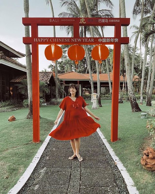 24 OOTD Style of Pregnant Nadine Chandrawinata Often Wears Dresses, Looking More Beautiful and Glowing During First Pregnancy
