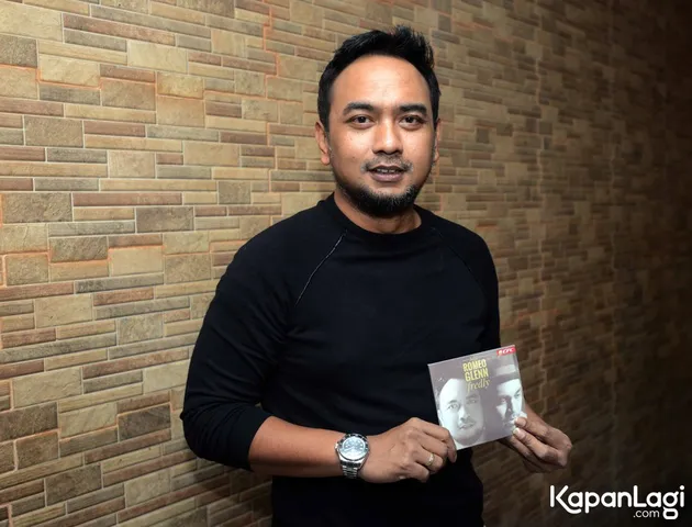 Diakui Bebi, ia dan Glenn lebih banyak berteman di belakang layar, yakni dengan mencipta lagu bersama.