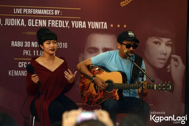 Yura Yunita menjadi salah satu musisi yang digaet Glenn dalam penggarapan album kolaborasi ini.