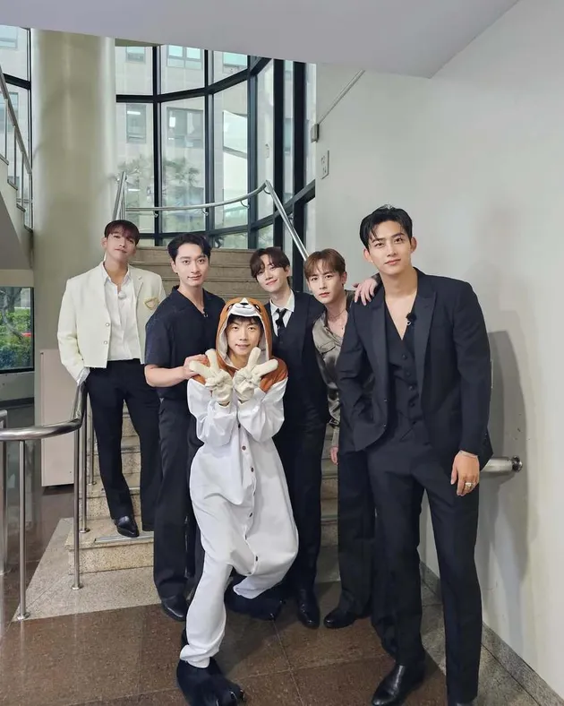2PM di Tangga