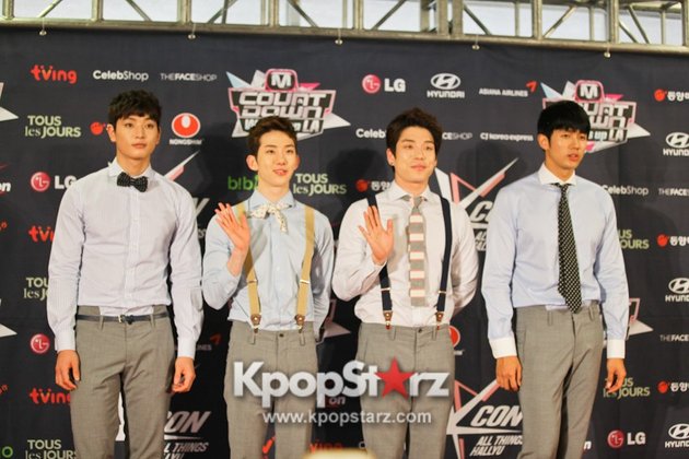 Keempat member 2AM berpose di depan media yang menanti mereka di red carpet KCON 2013