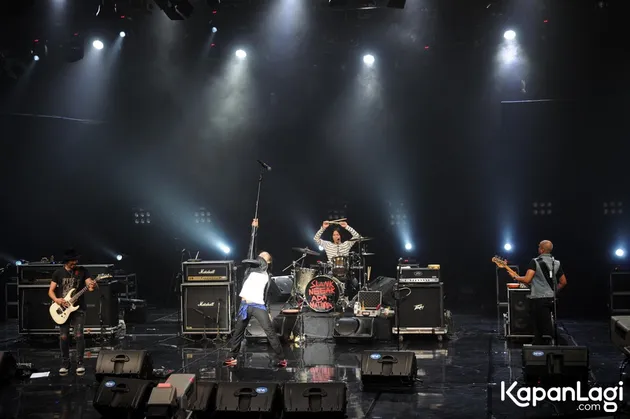 Sudah menjadi tradisi tiap tahunnya Slank menggelar sebuah konser untuk merayakan hari jadi. Kali ini, tema 'Legenda' menjadi pilihan Kaka cs.
