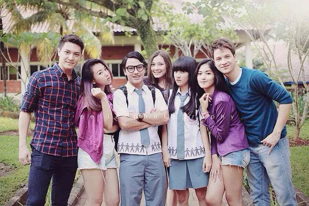 Ini nih aksi Cindy ketika berpose bareng teman akting lainnya seperti Lucky Perdana, Dinda Hauw, dan lainnya. Kalian suka sinetron ini?