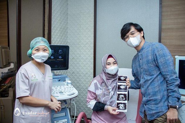 Anisa eks Chibi dan suaminya tengah berbahagia. Beberapa menit yang lalu, ia mengumumkan kehamilan anak pertamanya.