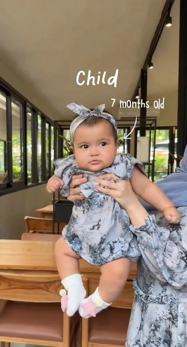 Anak Miskah Shafa digendong ibunya