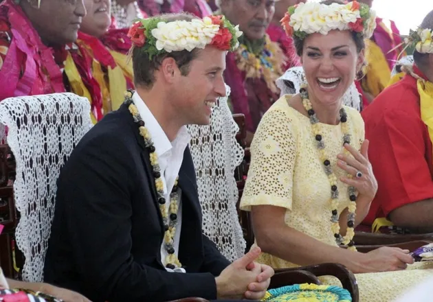 10 Momen Manis Kate Middleton &amp; William