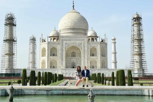 10 Momen Manis Kate Middleton & William