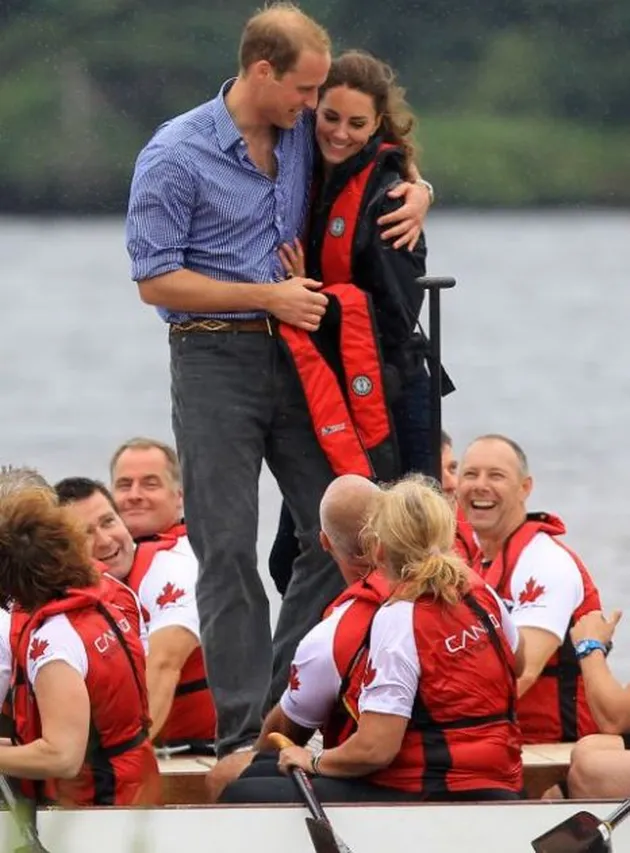 10 Momen Manis Kate Middleton &amp; William