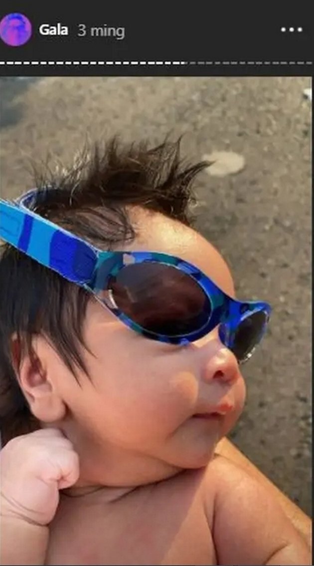 6 Celebrity Babies Wearing Sunglasses While Sunbathing, Adorably Cute - Not Less Cool Than Their Dads