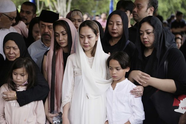 6 Photos of BCL and Noah Before the Funeral, Gazing at Ashraf Sinclair's Grave While Hugging Each Other