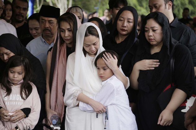 6 Photos of BCL and Noah Before the Funeral, Gazing at Ashraf Sinclair's Grave While Hugging Each Other