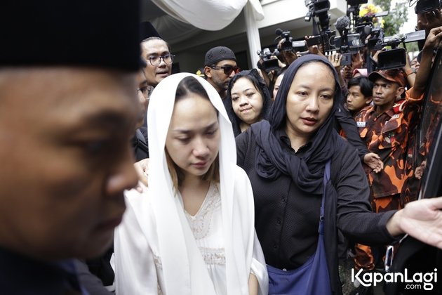 6 Photos of Bunga Citra Lestari Crying Inside the Car Before Going to Ashraf Sinclair's Funeral