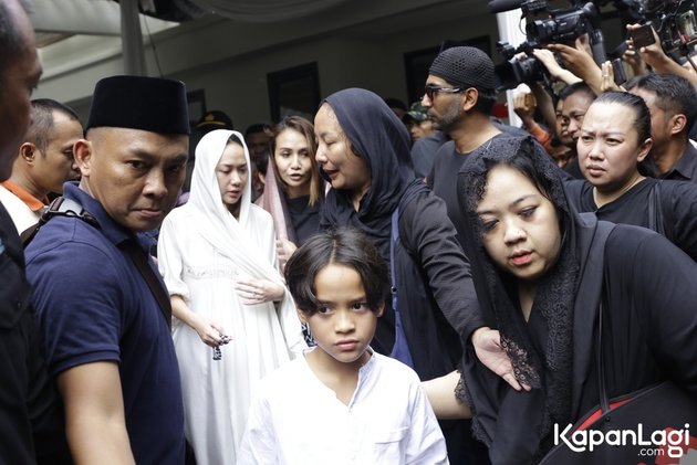 6 Photos of Bunga Citra Lestari Crying Inside the Car Before Going to Ashraf Sinclair's Funeral