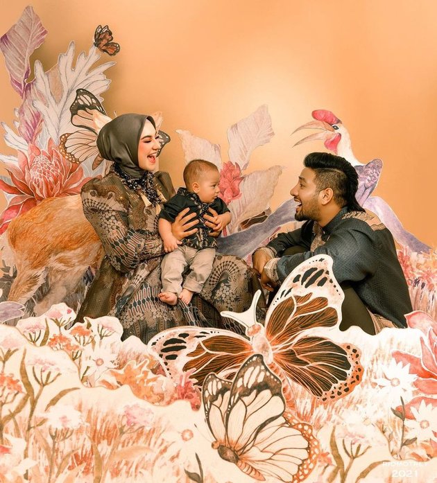 6 Foto Family Portrait Irish Bella and Ammar Zoni, Warmth-themed Fairytale - Revealed Want to Have as Many Children as Possible