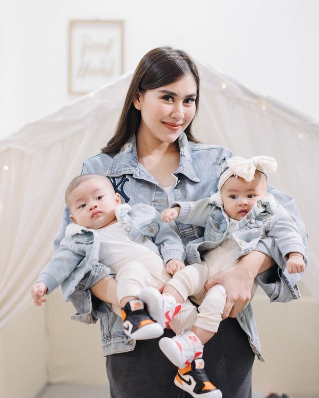 6 Family Portrait Photos of Syahnaz Sadiqah, Cool and Compact in Denim