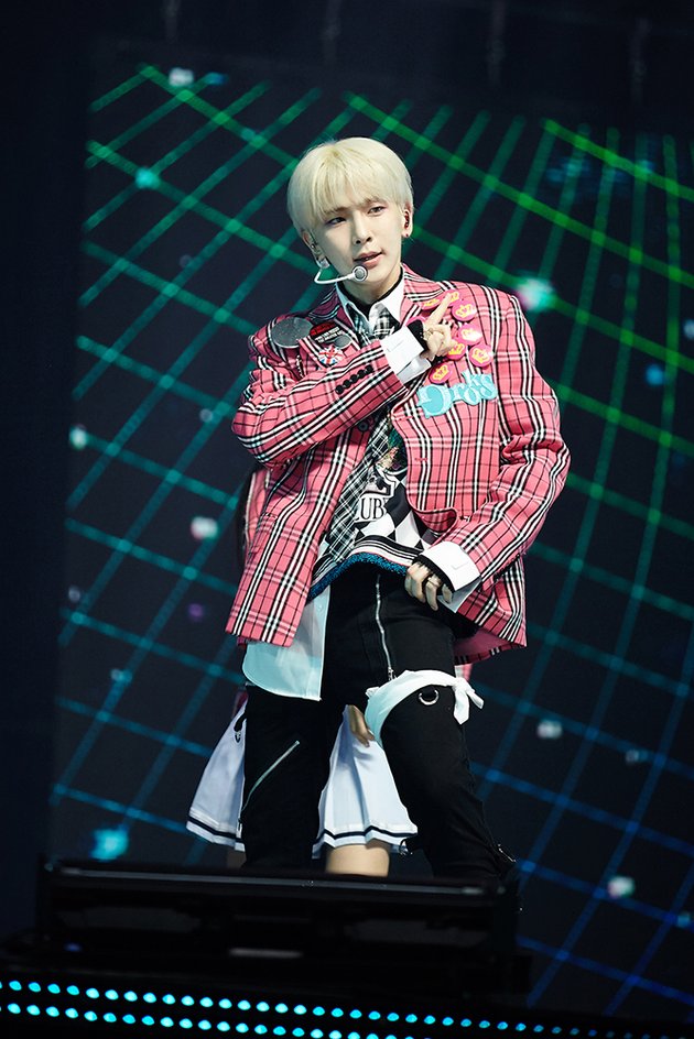 6 Handsome Photos of Key SHINee Successfully Holding His First Solo Concert Beyond LIVE, Performing New Songs from Mini Album 'BAD LOVE'