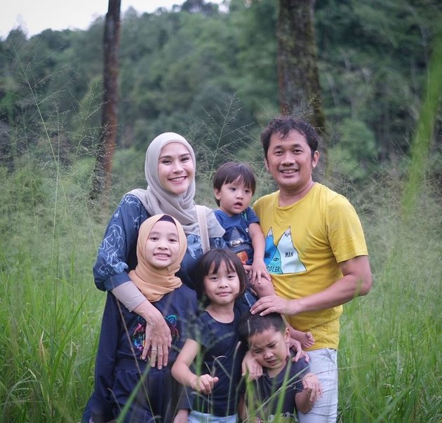 6 Photos of Hanung Bramantyo and Zaskia Adya Mecca Introduce Nature to Their Children, Even Strolling Through the Tall Grass