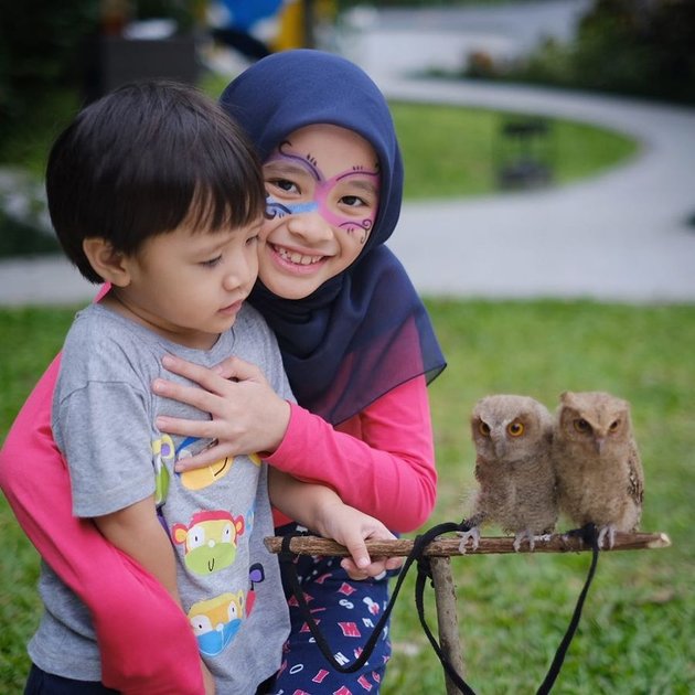 6 Photos of Hanung Bramantyo and Zaskia Adya Mecca Introduce Nature to Their Children, Even Strolling Through the Tall Grass