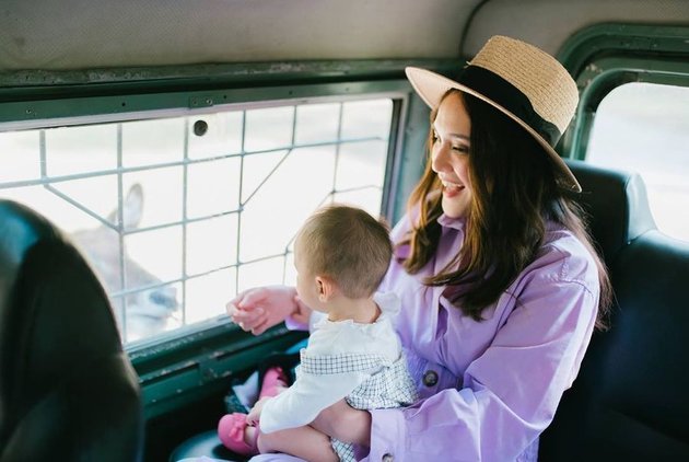 6 Photos of Shandy Aulia's Family Vacation to the Zoo, Baby Claire Fearlessly Approaches Animals