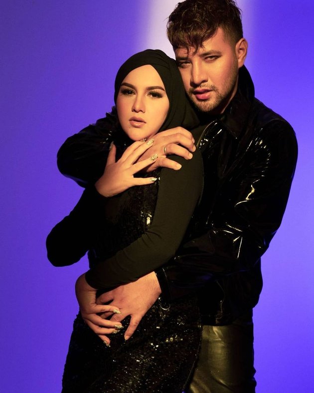 6 Latest Photoshoot of Irish Bella and Ammar Zoni, Rock and Roll in All Black Outfits - Intimate in Sharing Seductive Poses