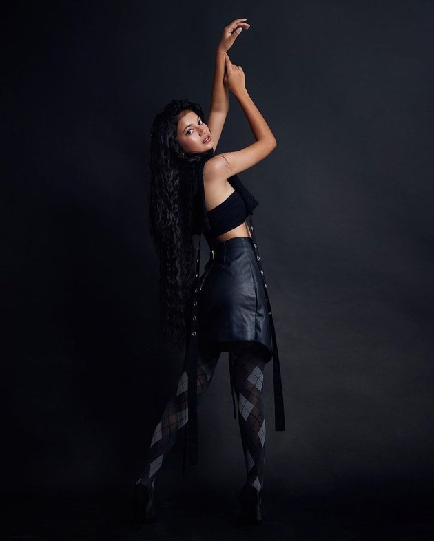 6 Photos of Queen Sofya, Star of the soap opera 'DARI JENDELA SMP' in the Latest Photoshoot, Super Swag in All-Black Outfit with Patterned Stockings