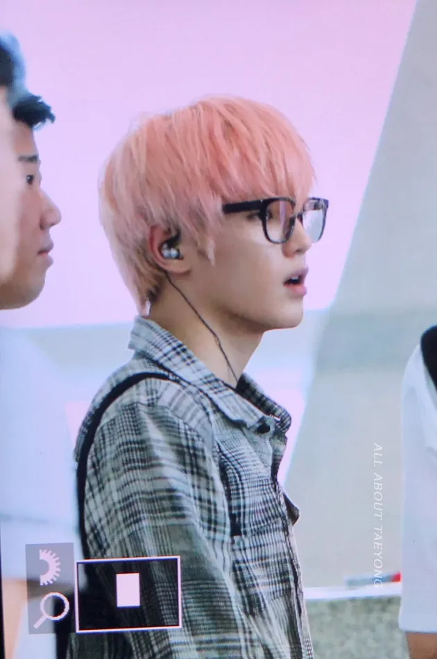 Leader, visual, rapper, dan center dari NCT 127, Lee Taeyong, saat berada di Bandara Incheon hendak terbang ke Indonesia. Kacamata malah membuatnya tampak lebih cool.