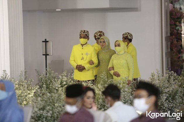 6 Moments of Lesti Kejora Entering the Room to Follow the Procession, Wearing an Elegant Light Green Dress