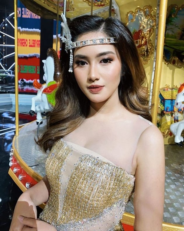 6 Latest Photoshoots of Ochi Rosdiana, Star of the Soap Opera 'BUKU HARIAN SEORANG ISTRI', Elegant Like a Princess - Mesmerizing with Straight Hair