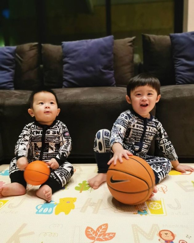 6 Portraits of Sandra Dewi's Children After More Than a Month at Home, Still Happy Playing Ball