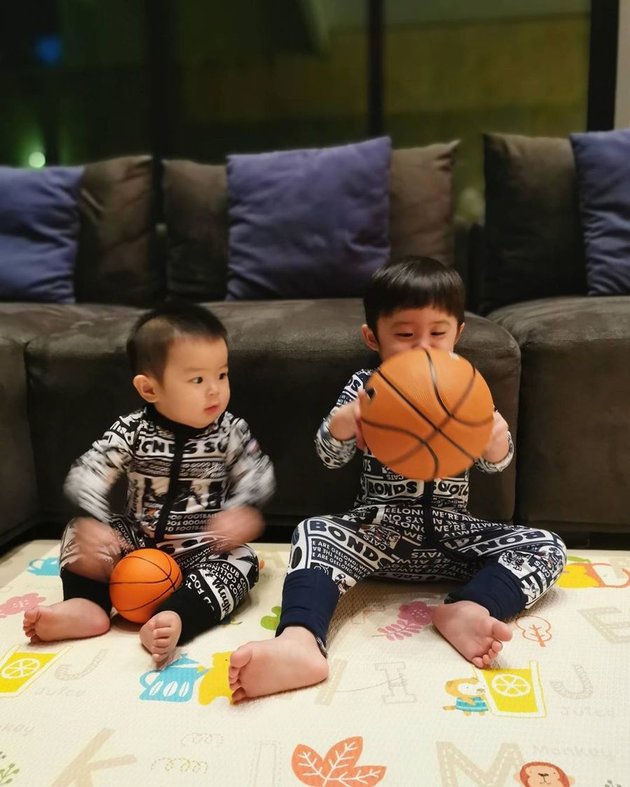 6 Portraits of Sandra Dewi's Children After More Than a Month at Home, Still Happy Playing Ball