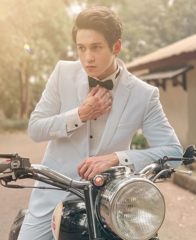 6 Portraits of Antonio Blanco Jr, Star of the Soap Opera 'BUKU HARIAN SEORANG ISTRI', Looking Different while Riding a Motorcycle, Wearing a Suit - Handsome to the Max