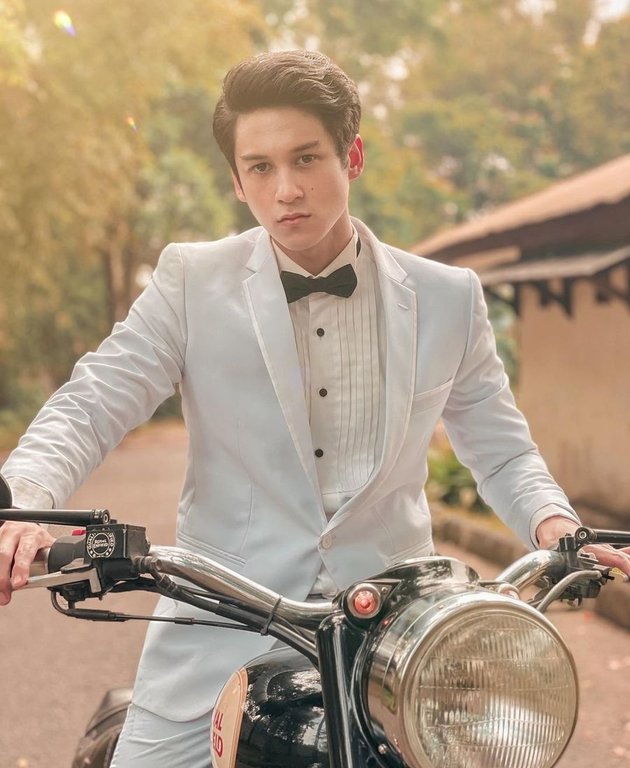 6 Portraits of Antonio Blanco Jr, Star of the Soap Opera 'BUKU HARIAN SEORANG ISTRI', Looking Different while Riding a Motorcycle, Wearing a Suit - Handsome to the Max