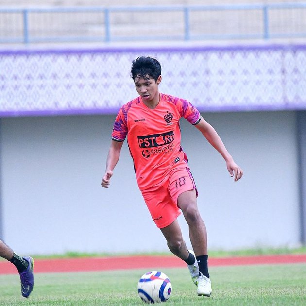6 Photos of Arie Nugroho, Star of the Soap Opera 'FROM JENDELA SMP,' Playing Soccer, Wearing Number 7 - Skilled at Scoring Goals