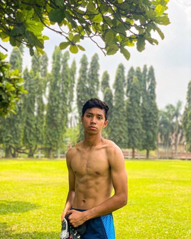 6 Portraits of Arie Nugroho, Star of the Soap Opera 'DARI JENDELA SMP' while Working Out, Showing a Muscular Body - Masculine Appearance