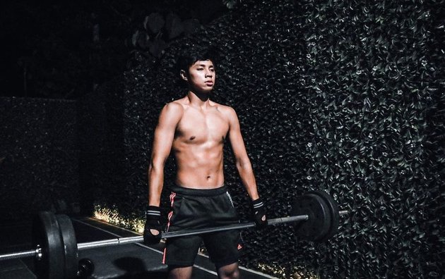 6 Portraits of Arie Nugroho, Star of the Soap Opera 'DARI JENDELA SMP' while Working Out, Showing a Muscular Body - Masculine Appearance