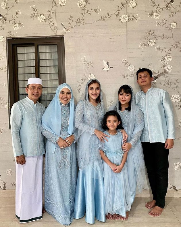 6 Portraits of Ayu Ting Ting's Family Gathering, Wearing Her Cancelled Wedding Dress?