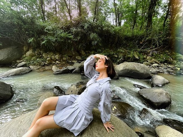 6 Portraits of Asha Assuncao, Star of the Soap Opera 'BUKU HARIAN SEORANG ISTRI,' Playing in the River, Wearing an Elegant Outfit - Mahdy Reza's Comments Are in the Spotlight