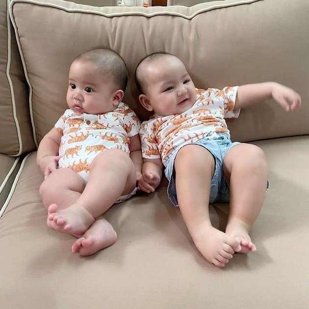 6 Potret Baby Athar Playdate with Baby Shaquille, So Cute in Matching Outfits