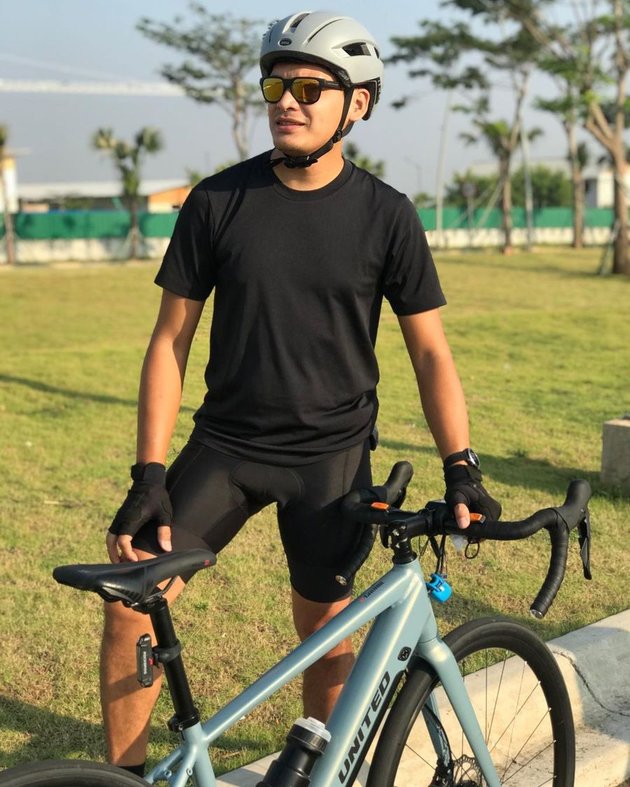6 Portraits of Ben Joshua, the actor of Rafa in the soap opera 'SUCI DALAM CINTA' while cycling, looking handsome showing off his athletic body