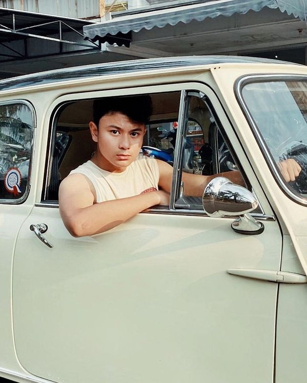 6 Portraits of Bintang Agara, the Star of the soap opera 'DARI JENDELA SMP' while Riding a Car, Likes Classic Cars - His Style is Cool