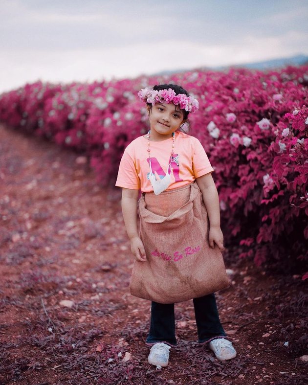 7 Beautiful Portraits of Arsy who Just Graduated from Kindergarten, Her Photos in Toga Becomes the Highlight - Even at a Young Age, She is Already Fashionable and has a Great Sense of Style like a Little Model