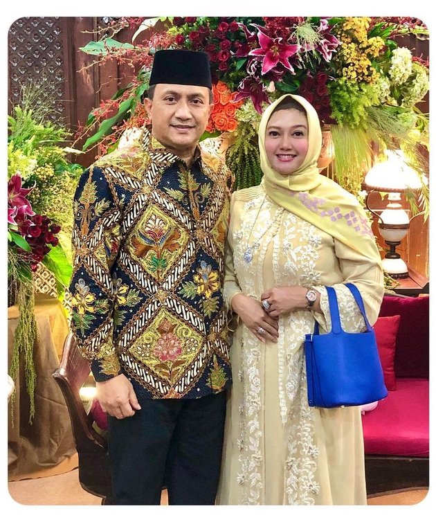 Bella Saphira menghadiri sebuah acara pernikahan dengan suaminya. Ia mengenakan gaun berwarna kuning dengan hijab yang senada. Ia menikah dengan sang suami pada tahun 2013.