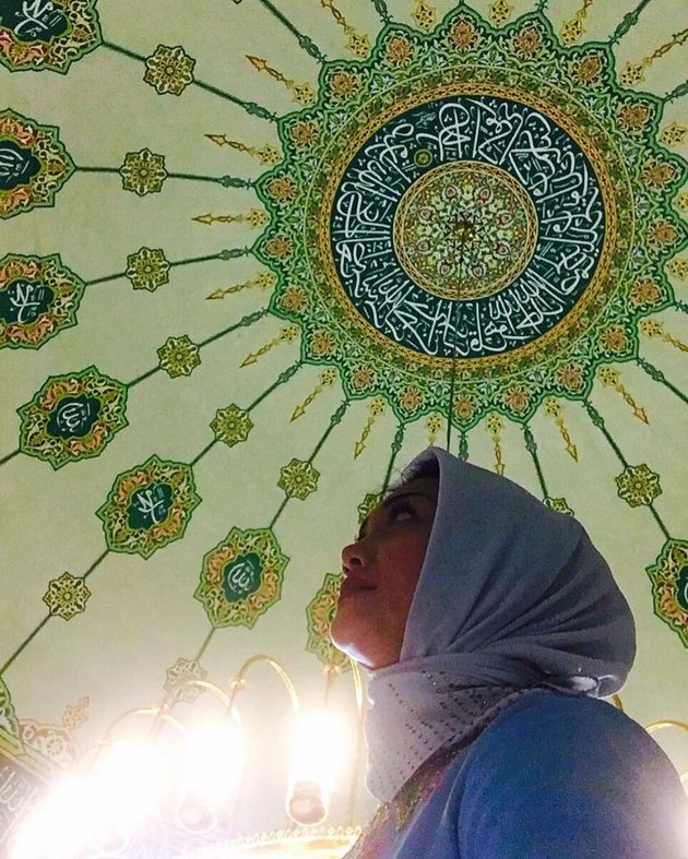 Saat mengunjungi Masjid Agung Mamuju, Sulawesi Barat Bella menyempatkan untuk berfoto dengan latar belakang kubah masjid dari sisi dalam masjid.